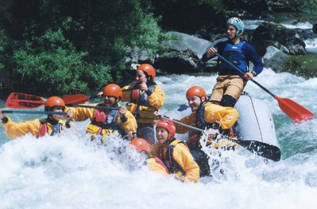 una ola mojando a un grupo de personas